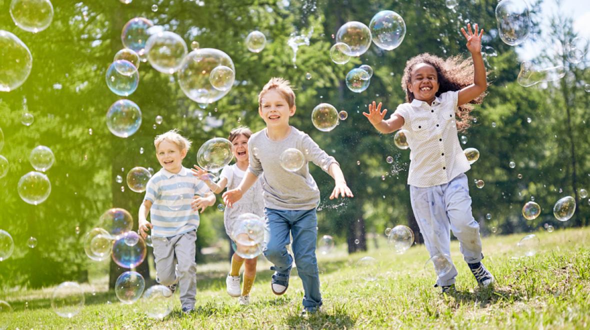 Kids Playing Bubbles Istock رياض الجنة