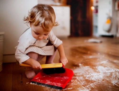 كيف أشجع طفلي على القيام بالأعمال المنزلية؟